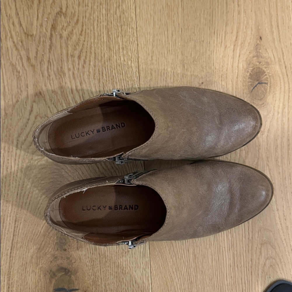 Lucky Brand LP Banda tan/taupe low zip heeled booties Sz 7 - Picture 8 of 11